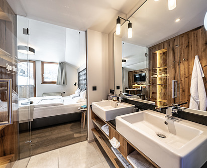 Doppelwaschbecken im Bad in der Premium Suite De Luxe im Sporthotel Sillian in Osttirol
