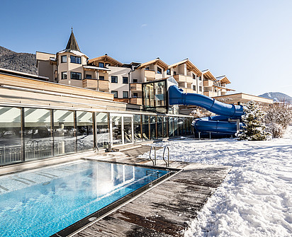 das Außenbecken im Wellnesshotel Sillian in Osttirol im Winter