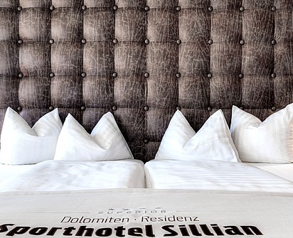 das Bett im Familienzimmer Landleben im Hotel Sillian im Hochpustertal in Osttirol