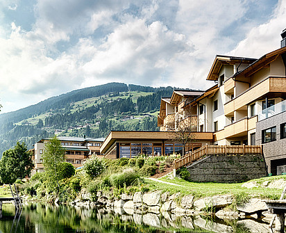 Sporthotel Sillian mit dem Naturbadeteich im Hochpustertal in Osttirol
