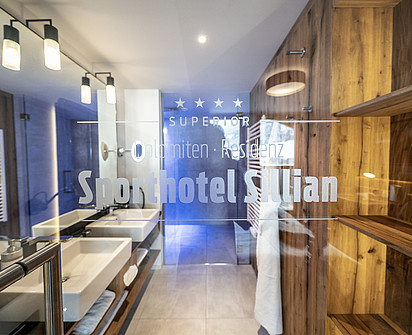 das Bad in der Premium Suite De Luxe im Sporthotel Sillian in Osttirol