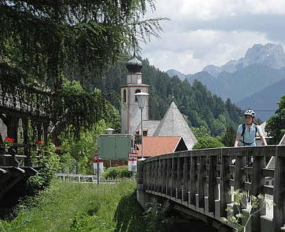 eine Radfahrerin beim Drauradweg in Osttirol beim Sporthotel Sillian