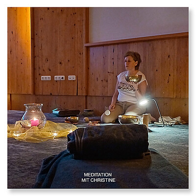 Eine Meditation zum Genießen - wir laden Sie dazu ein! Unsere Meditationsbegleiterin Christine begleitet Sie mit Klang und Anleitung in einer entspannten Atmosphäre durch die Stille der Meditation.