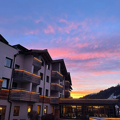 Morgenrot lässt grüßen… Nutzen Sie unseren 10% ️ Sommer-Frühbucherbonus bis 30.04.2024 und genießen Sie Ihren Urlaub ab 17.05.2024 im Hochpustertal mit Blick auf die Dolomiten.